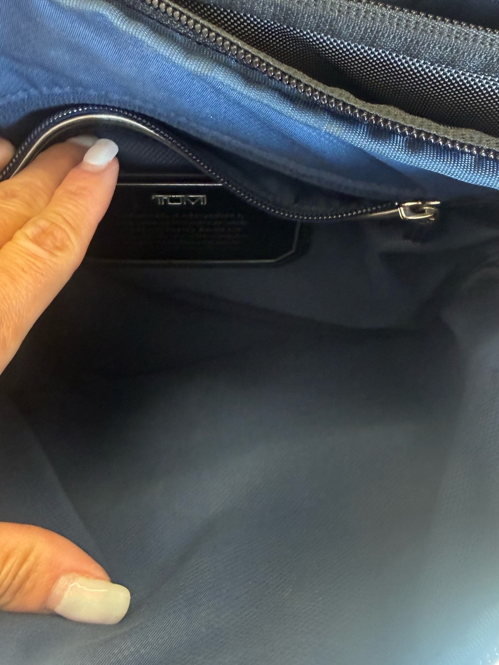 Tumi Arrive Owen Crossbody bag - Picture 10 of 12